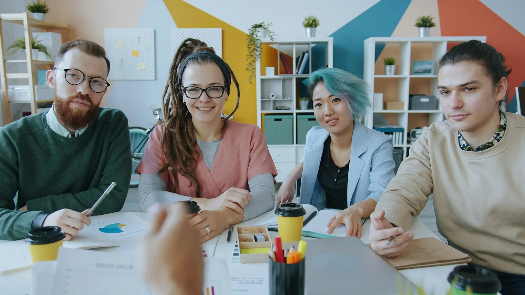 Professionnels en interaction dans un bureau moderne — photo temporaire